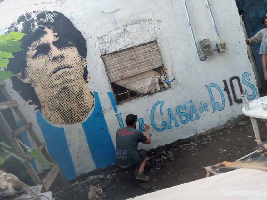 En octubre del 2020 se terminó de pintar un mural en la casita donde vivió la familia Maradona en el barrio de Villa Fiorito, en el Gran Buenos Aires, hasta 1975