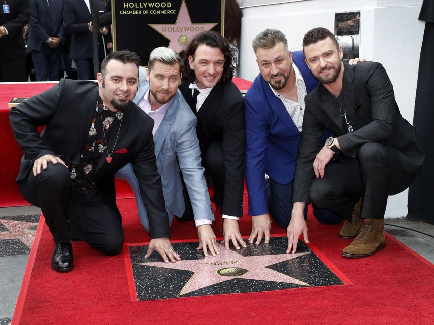 Los miembros de la banda estadounidense NSYNC, Chris Kirkpatrick (i), Lance Bass (2i), JC Chasez (c), Joey Fatone (2d) y Justin Timberlake (d), posan con su estrella en el Paseo de la Fama de Hollywood.&nbsp;