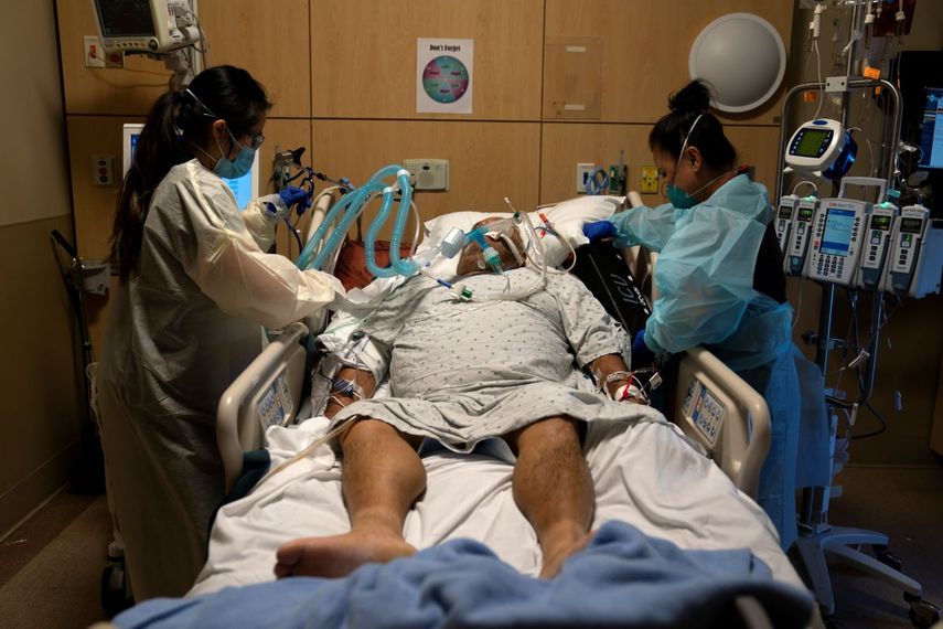 En esta fotografía de archivo del 19 de noviembre de 2020, las enfermeras Karen Ross, derecha, y Angela Nguyen atienden a un paciente enfermo de COVID-19 en el Centro Médico Providence Holy Cross, en el sector Mission Hills de Los Ángeles.&nbsp;