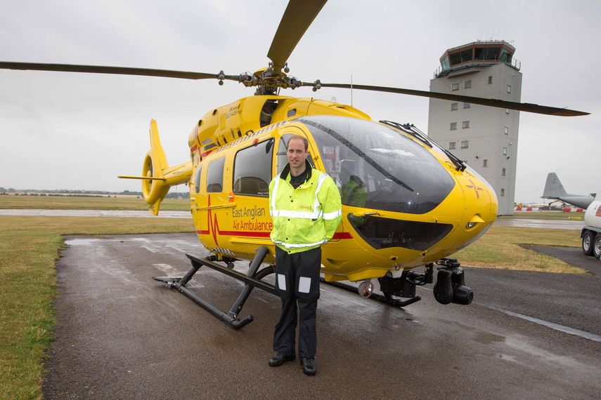 &nbsp;Fotografía de archivo fechada el 13 de julio de 2015 y facilitada &nbsp;por el servicio británico East Anglian Air Ambulance (EAAA), que muestra al príncipe Guillermo, duque de Cambridge, mientras abandona su primera misión en helicóptero como piloto para el servicio de ambulancia.