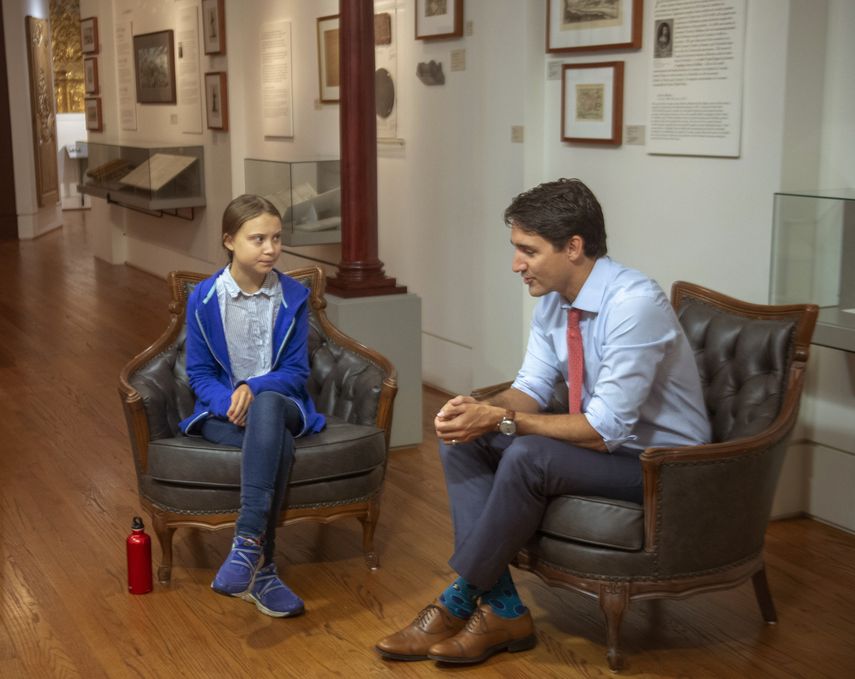 La activista adolescente Greta Thunberg, izquierda, conversa con el primer ministro canadiense Justin Trudeau en Montreal, el viernes 27 de septiembre de 2019.&nbsp;