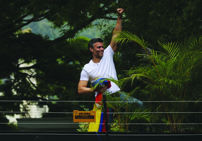 Leopoldo López saluda desde su casa en Caracas, donde estuvo retenido por las autoridades del país.