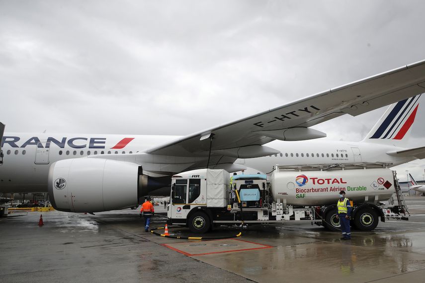 Trabajadores reabastecen de combustible un Airbus A350 en el aeropuerto de Roissy, al norte de París, el martes 18 de mayo de 2021.&nbsp;