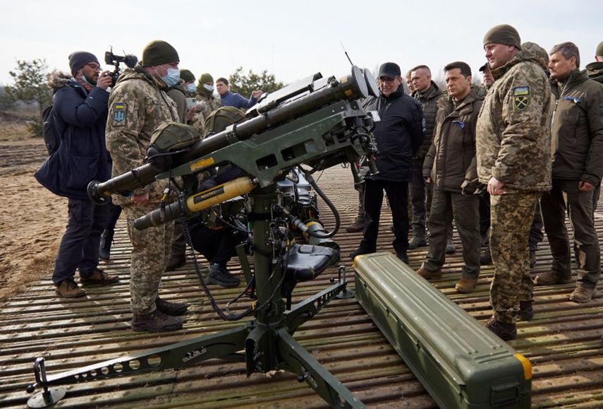 El presidente ucraniano Volodymyr Zelensky (segundo derecha) escucha explicaciones durante un simulacro militar en las afueras de la ciudad de Rivne, en el norte de Ucrania.