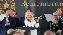 La primera dama de la nación, Jill Biden, en el centro, encabeza un fuerte aplauso para socorristas y bomberos que acudieron a Champlain Towers South tras el derrumbe, el 24 d ejunio de 2021, en Surfside, al norte de Miami Beach. 