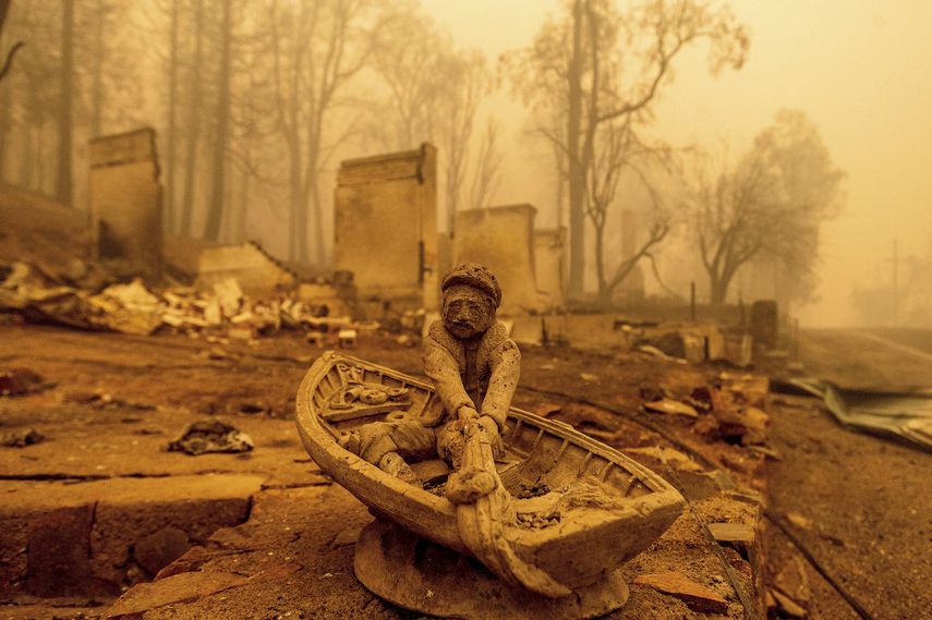 Un adorno frente a un casa destruida por el incendio Dixie en Greenville, condado Plumas, California, el viernes 6 de agosto de 2021.&nbsp;