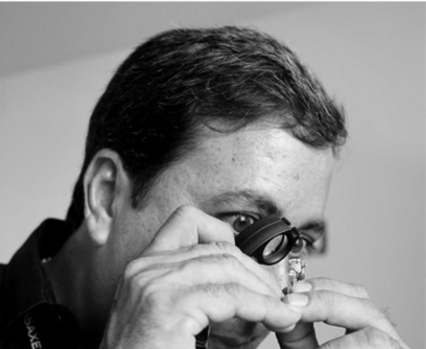 Fernando L. Enríquez examinando una piedra preciosa