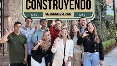 De izquierda a derecha: Víctor Angulo, Arturo Peimbert, Karla Doig, Eduardo Gachuz, Diego Díaz, Michel Garnica, Linda Dayezka, Alonso Ramírez, y Aneth García, integrantes del movimiento Construyendo el Segundo Piso de la Transformación.