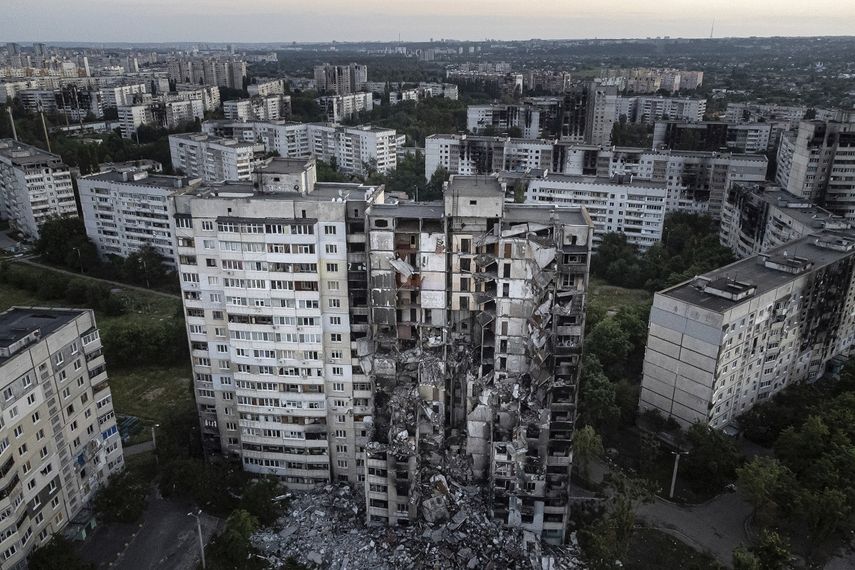 Un edificio de apartamentos dañado por ataques rusos en Járkiv, Ucrania, el lunes 4 de julio de 2022.&nbsp;