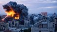 Fuego y humo se elevan tras un ataque aéreo israelí en Gaza.