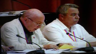 Miguel Barnet (izq.), presidente de la Unión de Escritores y Artistas de Cuba.