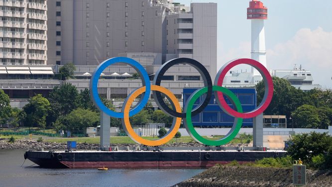 Los anillos olímpicos flotan en una barcaza en Tokio antes de los Juegos del 2020 el lunes, 19 de julio del 2021