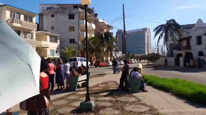 Varios cubanos desesperanzados son vistos en las inmediaciones de la embajada de los EEUU en La Habana.