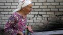 Hanna Sylivon, de 76 años, llora fuera de su casa, destruida por los ataques rusos en Cherníhiv, Ucrania, el domingo 19 de junio de 2022. 