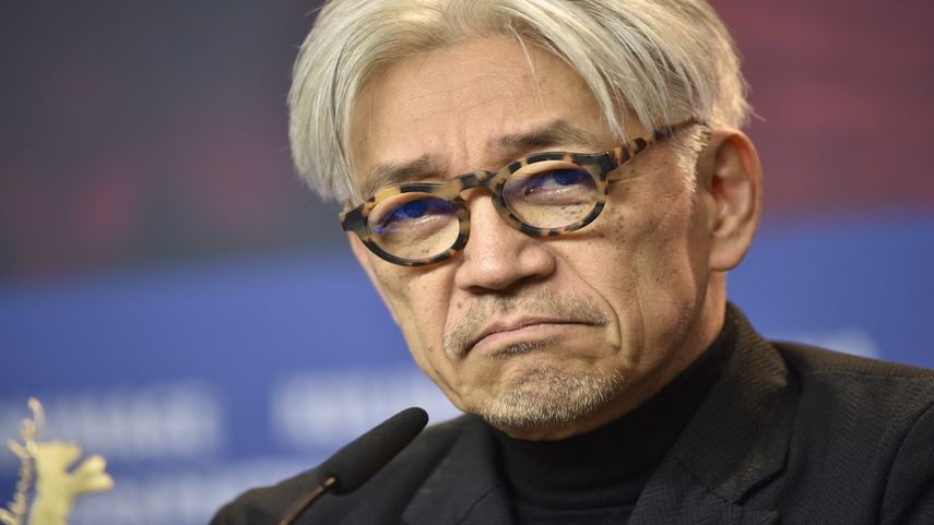 Esta foto de archivo tomada el 15 de febrero de 2018 muestra al músico y compositor japonés Ryuichi Sakamoto, miembro del jurado de la 68ª edición del festival internacional de cine Berlinale, reaccionando durante una conferencia de prensa en Berlín.