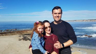 El presentador venezolano Alberto Sardiñas, junto a su esposa, Fay Rosenfeld, y su pequeña hija Sofía. 