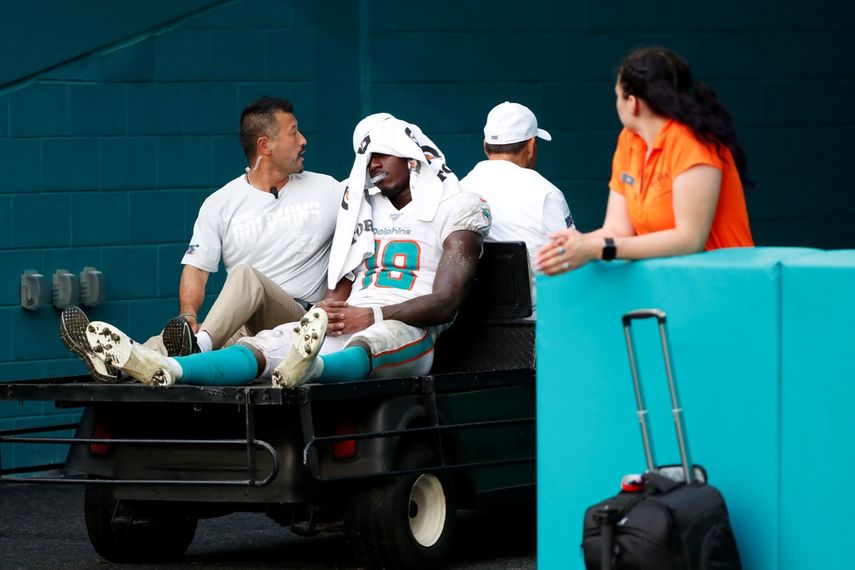 El wide receiver de los Dolphins de Miami Preston Williams es retirado del campo luego de sufrir una lesi&oacute;n durante la segunda mitad del juego de la NFL contra los Jets de Nueva York, el domingo 3 de noviembre de 2019, en Miami Gardens, Florida