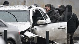 Investigadores trabajan en el lugar de la explosión de un coche en el sur de Moscú el 22 de diciembre de 2025. El teniente general Fanil Sarvarov, jefe del departamento de entrenamiento del Estado Mayor, murió en Moscú el 22 de diciembre de 2025 tras la explosión de un artefacto explosivo colocado debajo de su coche, según informaron los investigadores en un comunicado. Investigadores trabajan en el lugar de la explosión de un coche en el sur de Moscú el 22 de diciembre de 2025. El teniente general Fanil Sarvarov, jefe del departamento de entrenamiento del Estado Mayor, murió en Moscú el 22 de diciembre de 2025 tras la explosión de un artefacto explosivo colocado debajo de su coche, según informaron los investigadores en un comunicado.