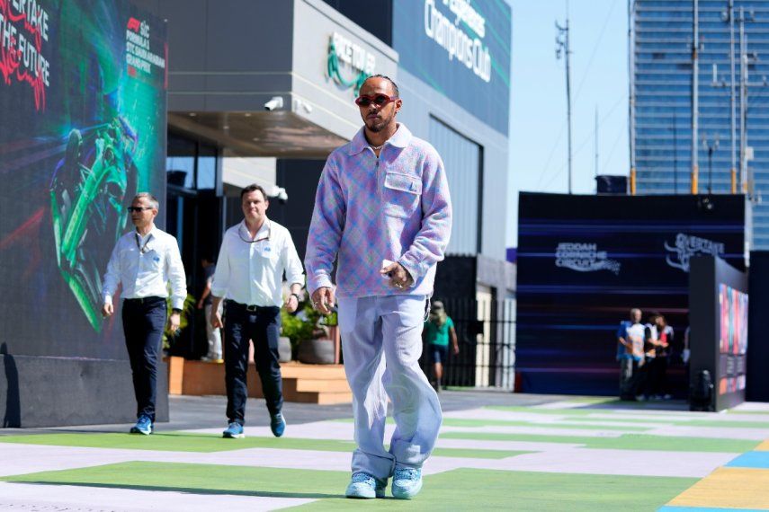 El piloto de la Fórmula 1, Lewis Hamilton, llega a la primera práctica del Gran Premio de Arabia Saudí en el circuito de Yeda, el viernes 17 de marzo del 2023.