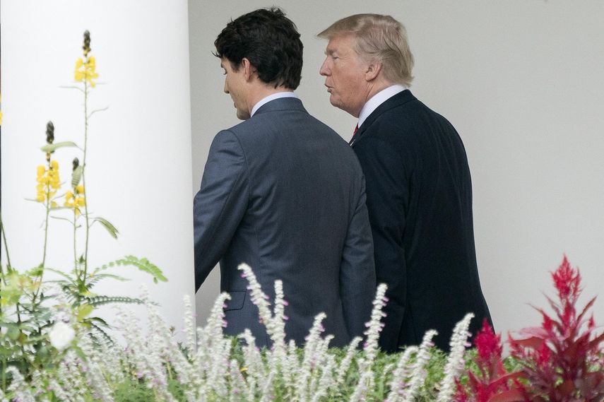 El presidente estadounidense, Donald J.&nbsp;Trump&nbsp;(d), camina junto al primer ministro canadiense, Justin Trudeau (i), en la Casa Blanca, en Washington, EEUU, este 11 de octubre de 2017.