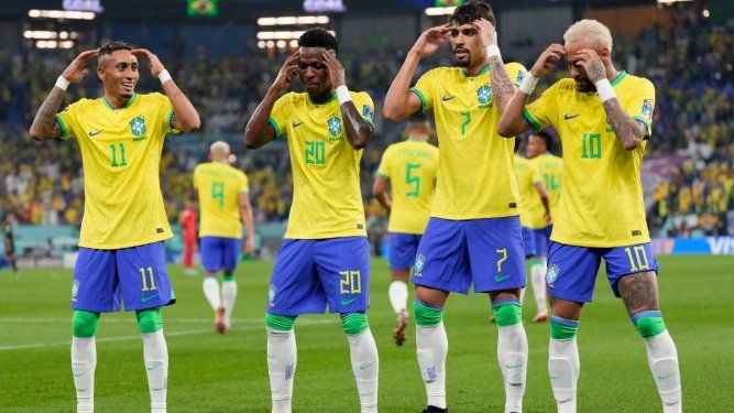 Vinicius Junior (2do a la izquierda) celebra tras anotar el segundo gol de Brasil ante Corea del Sur en el partido por los octavos de final del Mundial, el lunes 5 de diciembre de 2022, en Doha, Catar.