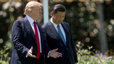 El presidente de Estados Unidos Donald Trump conversa el líder chino Xi Jinping. Archivo.