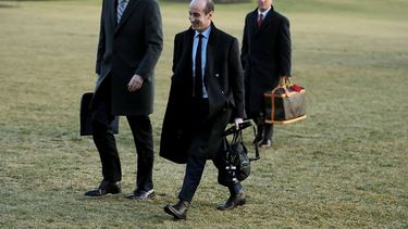 El secretario de Personal de la Casa Blanca&nbsp;Rob&nbsp;Porter&nbsp;(i) y el asesor principal del presidente Trump, Stephen Miller (c), regresan a la Casa Blanca.