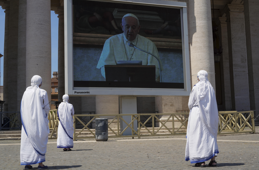 Monjas miran al papa Francisco en una pantalla en la Plaza de San Pedro, Vaticano, durante la oraci&oacute;n de Regina Coeli, 24 de mayo de 2020. El papa celebr&oacute; un oficio mariano el s&aacute;bado 30 mayo de 2020 con 100 personas en los Jardines del Vaticano.&nbsp;