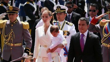 El presidente reelegido de Ecuador, Daniel Noboa (der.), acompañado de su esposa Lavinia Valbonesi y sus hijos, llega a la Asamblea Nacional para su investidura en Quito el 24 de mayo de 2025.&nbsp;&nbsp;