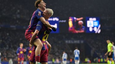 El centrocampista español Daniel Olmo (R), celebra con su compañero, Fermín López, después de marcar un gol durante el partido de la Liga española entre el RCD Espanyol&nbsp;