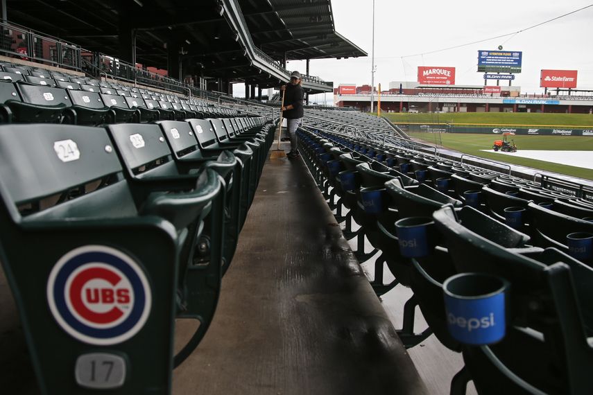 Sonna V&aacute;zquez barre las gradas del estadio Sloan Park, sede de pretemporada de los Cachorros de Chicago en Mesa, Arizona, el jueves 12 de marzo de 2020.