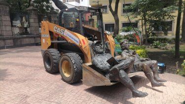 Estatuas de Fidel Castro y el Che, que estaban en el banco de un parque de Cuauhtémoc, México.