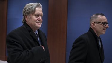 El exgerente de campaña de Donald Trump y estratega jefe, Steve&nbsp;Bannon&nbsp;(i), deja el edificio después de testificar ante el Comité de Inteligencia de la Cámara de Representantes del Congreso el martes.&nbsp; 