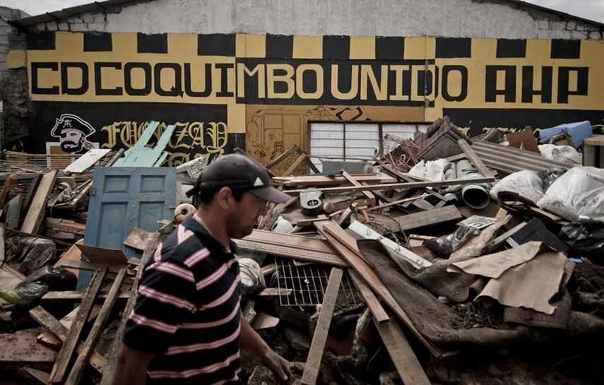 Fotografía de escombros generados por el sismo del pasado miércoles, en la localidad costera de Coquimbo. (EFE)
