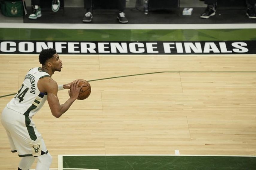 Antetokounmpo sufre una hiperextensión de rodilla y es duda para quinto partido