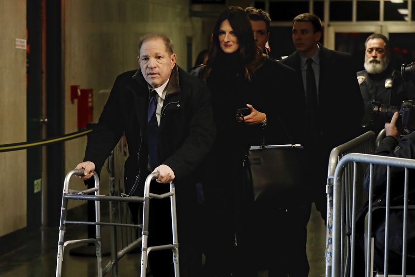 Harvey Weinstein, seguido por su abogada Donna Rotunno, sale de la corte durante su juicio por violaci&oacute;n el 21 de enero de 2020 en Nueva York.&nbsp;