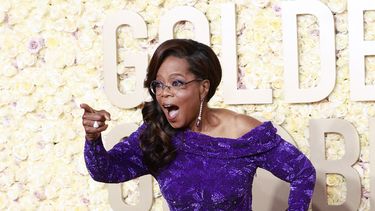 La productora y actriz estadounidense Oprah Winfrey llega a la 81ª edición de los Globos de Oro en el hotel Beverly Hilton de Beverly Hills, California, el 7 de enero de 2024.  