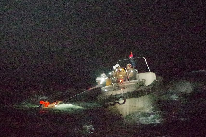Un tripulante es rescatado de las aguas tras un naufragio cerca de Amami Oshima, Jap&oacute;n, el 2 de septiembre del 2020.&nbsp;