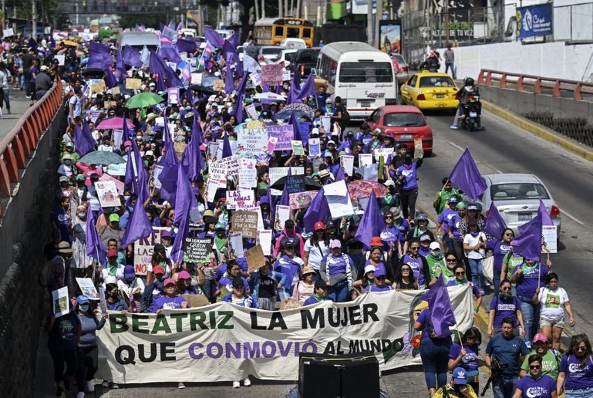 Manifestantes marchan en apoyo del aborto y otros derechos de las mujeres en San Salvador el 8 de marzo de 2023, en el Día Internacional de la Mujer.