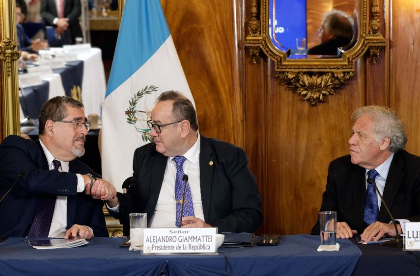 El presidente de Guatemala, Alejandro Giammattei y el presidente electo del país centroamericano, Bernardo Arévalo, durante una reunión para iniciar el proceso de transición, con la presencia del Secretario General de la &nbsp;OEA, Luis Almagro, en el Palacio de la Cultura de la Ciudad de Guatemala.