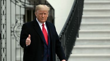 El presidente Donald J. Trump saluda a los periodistas en las afueras de la Casa Blanca.