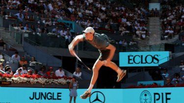 El italiano Jannik Sinner saca contra el danés Elmer Moller durante su partido de tercera ronda individual del torneo ATP Tour Madrid Open 2026 en la Caja Mágica de Madrid, el 26 de abril de 2026.&nbsp;