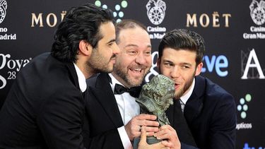 El actor y director venezolano Miguel Ferrari (c) tras recibir el Goya a la Mejor película iberoamericana, por su cinta Azul y no tan rosa, durante la gala de entrega de los 28 premios Goya. (EFE)
