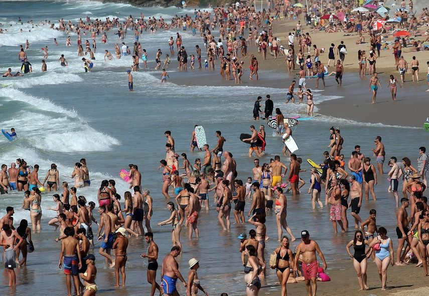 Foto de archivo, 8 de agosto de 2020, de gente en la playa de Biarritz, suroeste de Francia.&nbsp;