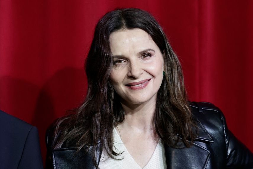 La actriz francesa Juliette Binoche posa para la inauguración de los escaparates navideños de los grandes almacenes Printemps Haussmann en París el 7 de noviembre de 2024. &nbsp; &nbsp;