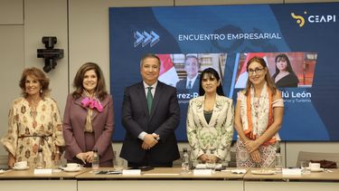Los ministros peruanos de Comercio Exterior y Turismo, Úrsula Desilú León Chempén, y Economía y Finanzas, Raúl Pérez-Reyes, fueron recibidos por la directiva del CEAPI este 10 de septiembre