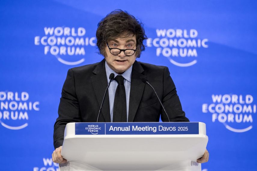 El presidente de Argentina, Javier Milei, se dirige a la audiencia durante la reunión anual del Foro Económico Mundial (FEM) en Davos el 23 de enero de 2025.