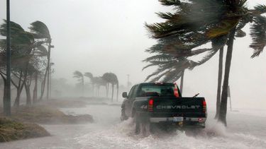 Un vehículo circula en medio de una fuerte tormenta. Imagen referencial.