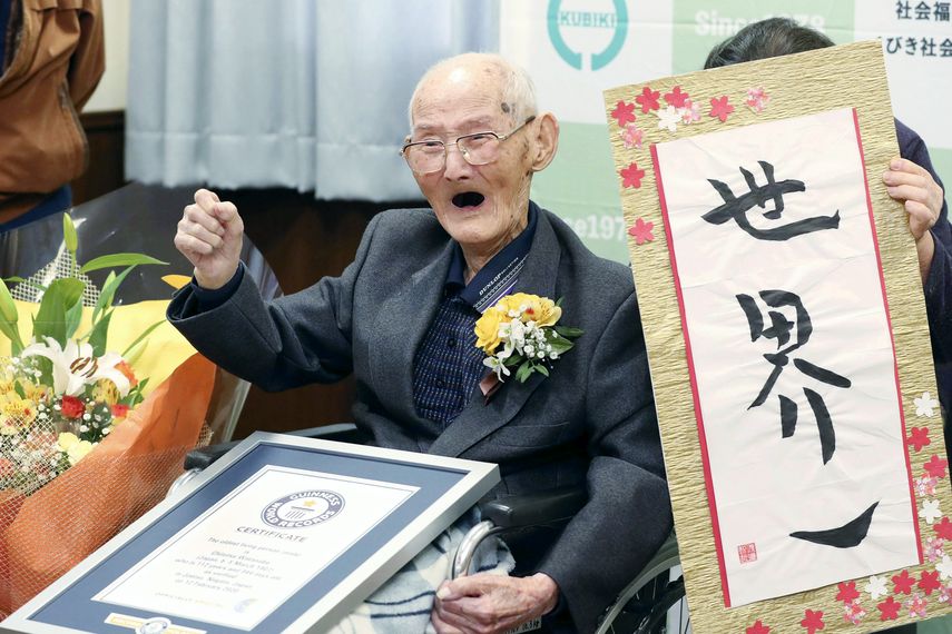 Chitetsu Watanabe, de 112 a&ntilde;os, posa junto a un cartel que escribi&oacute; tras ser condecorado como el hombre m&aacute;s viejo del mundo por el Guinness World Records, en Joetsu, en la prefectura de Niigata, en el norte de Jap&oacute;n, el 12 de febrero de 2020.&nbsp;