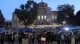 Manifestantes propalestinos entrelazan los brazos en el campus de UCLA el miércoles 1 de mayo de 2024 en Los Ángeles.&nbsp;